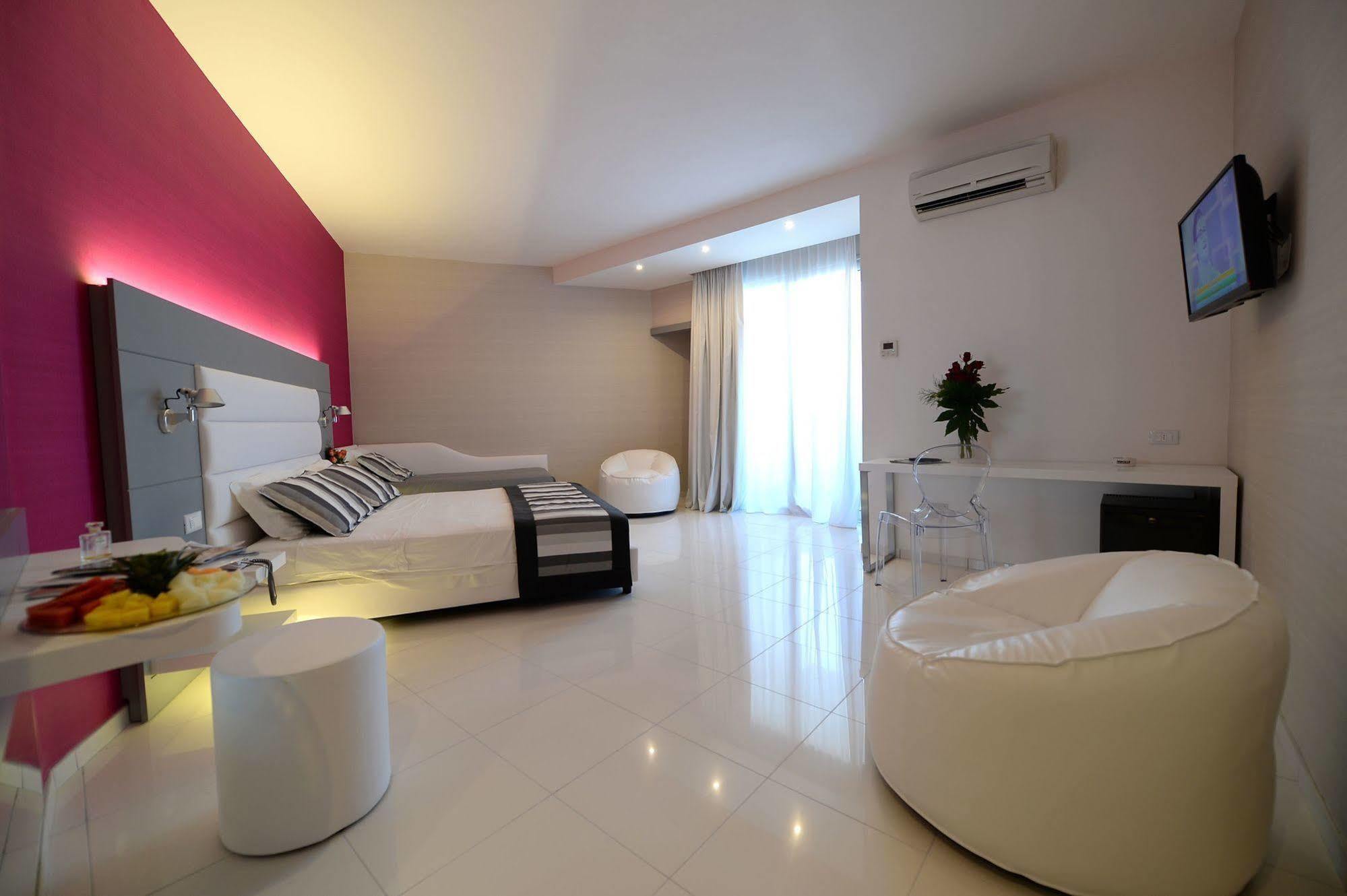 Homeholiday Giulivo Baia Domizia Exterior photo